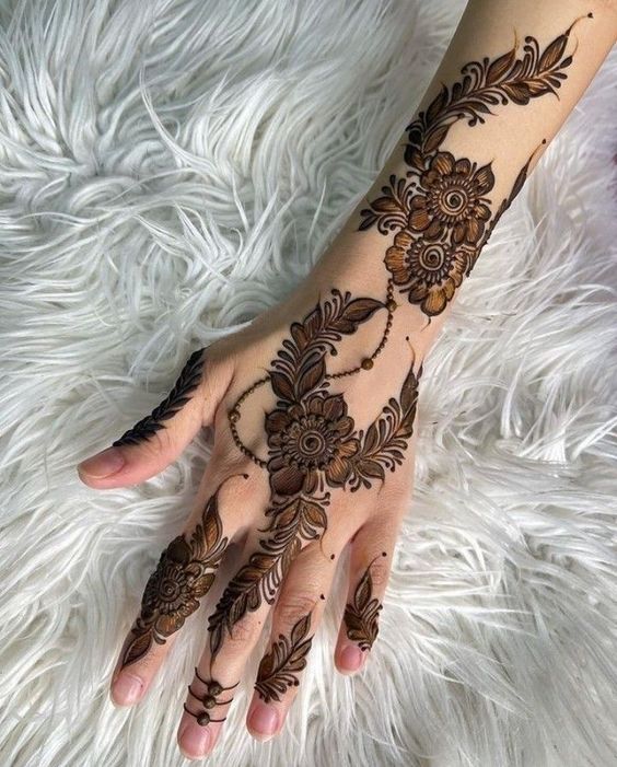 simple henna mehndi design backhand