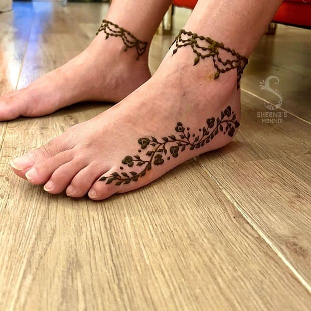 simple leg mehndi design