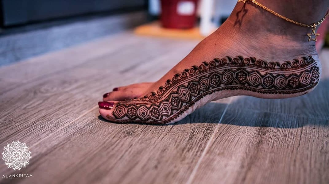 stylish leg mehndi design