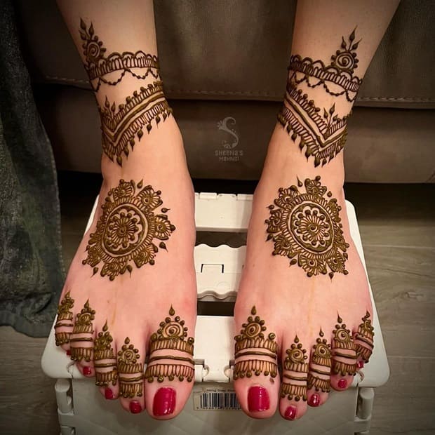 stylish mehndi leg