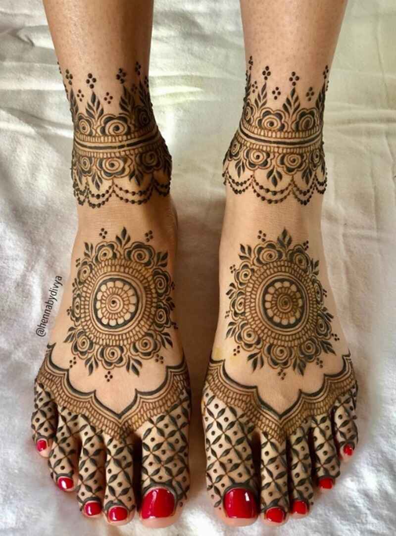Anklet-style-mehndi-design-easy-feet