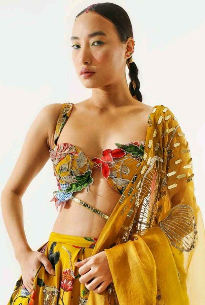 Appliqued-sleeveless-sexy blouse design