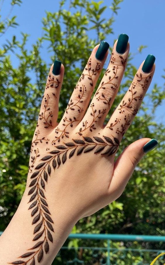 Back hand mehndi design simple with thin lines of henna