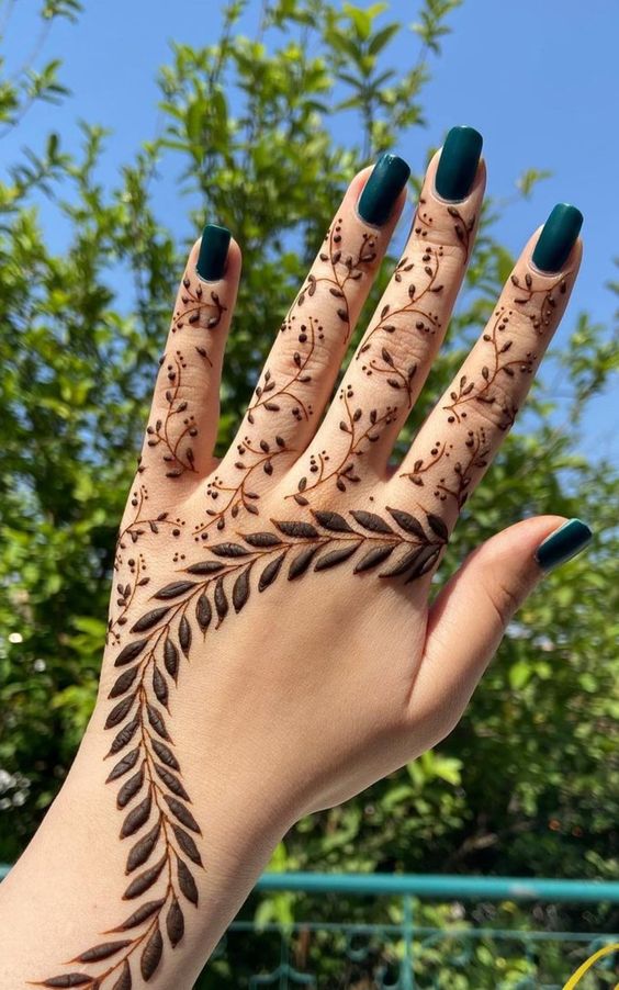 Back hand mehndi design simple with thin lines of henna