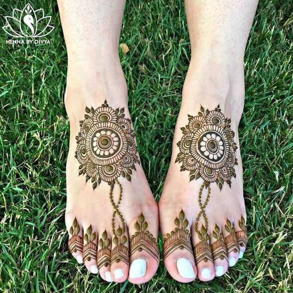 Circle leg mehndi design