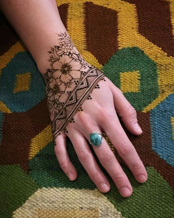 Creative angular mehndi design