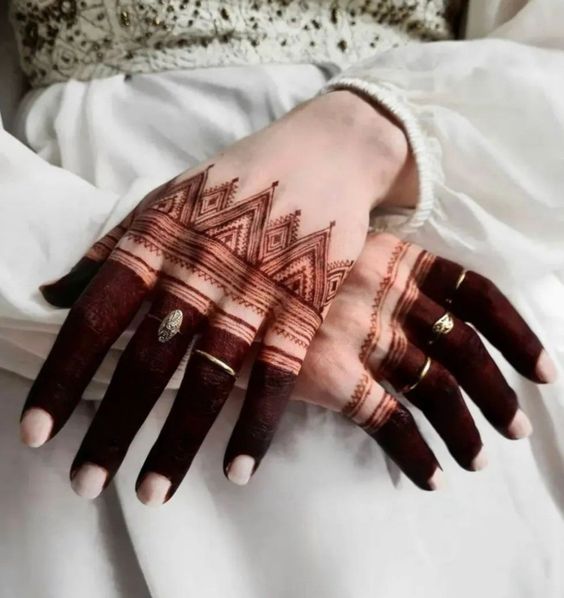 Dark henna stain design with triangular motifs