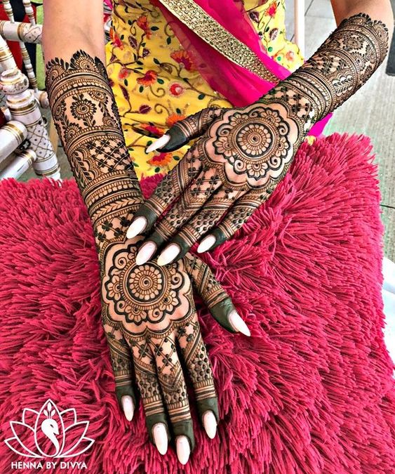 Flaunt worthy back hand mehndi