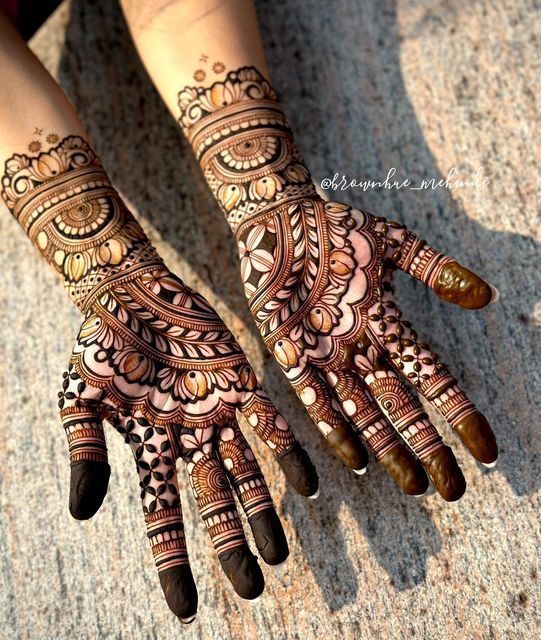 Floral and leaf motif mehndi