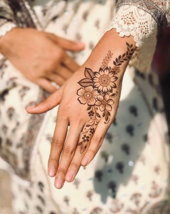 Floral mehndi design easy