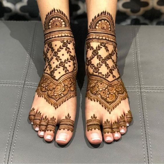 Foot mehndi design with jaal motifs