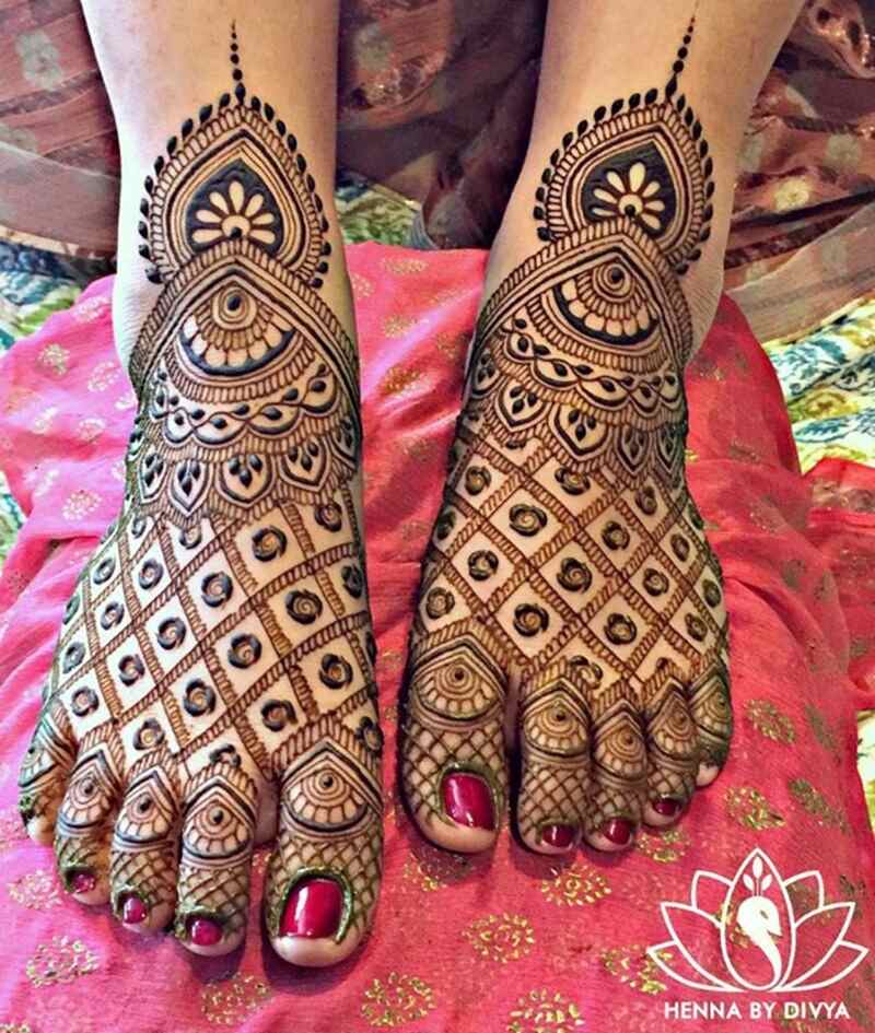 Grid-pattern-feet-mehndi-design