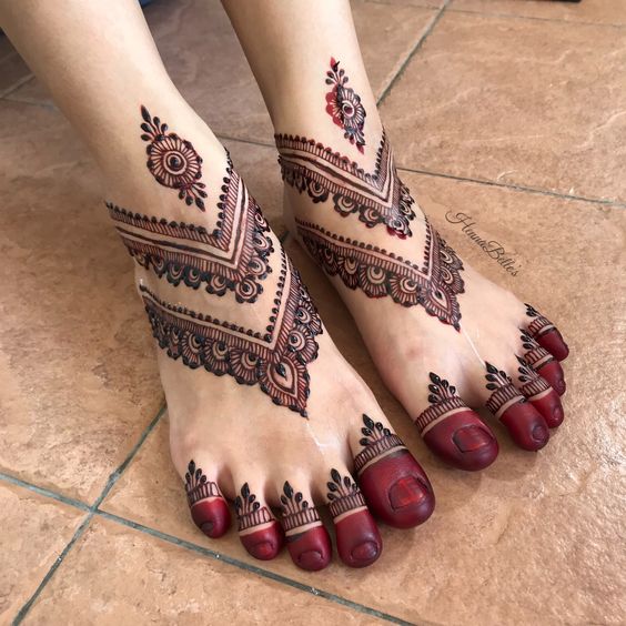 Inverted Triangle Mehndi for feet