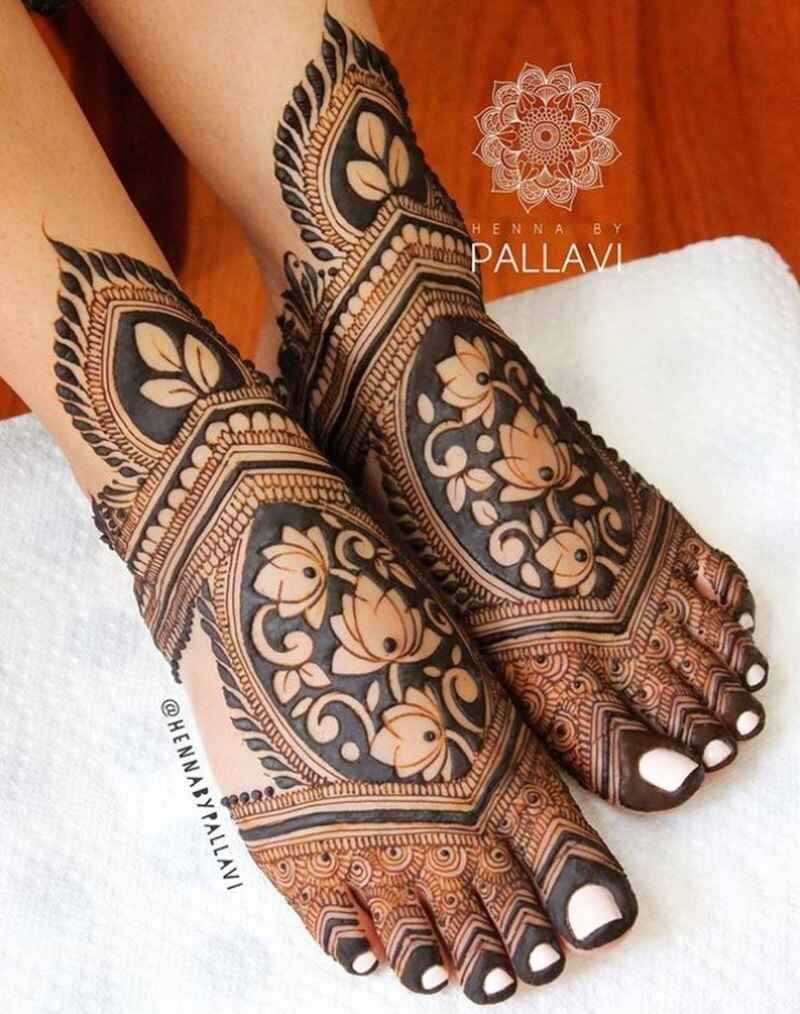 Lotus-flower-mehndi-design-easy-feet