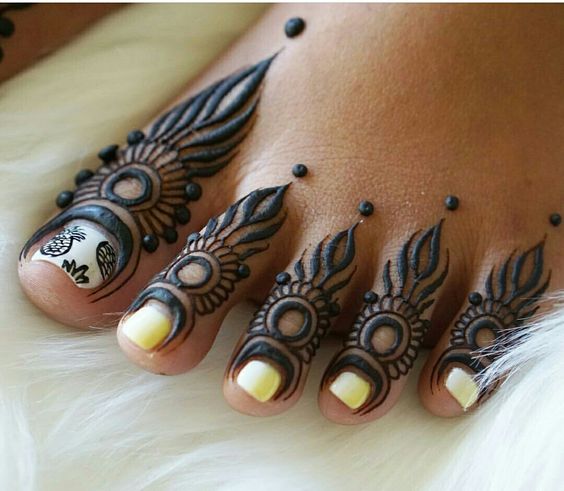 Minimal henna designs for leg