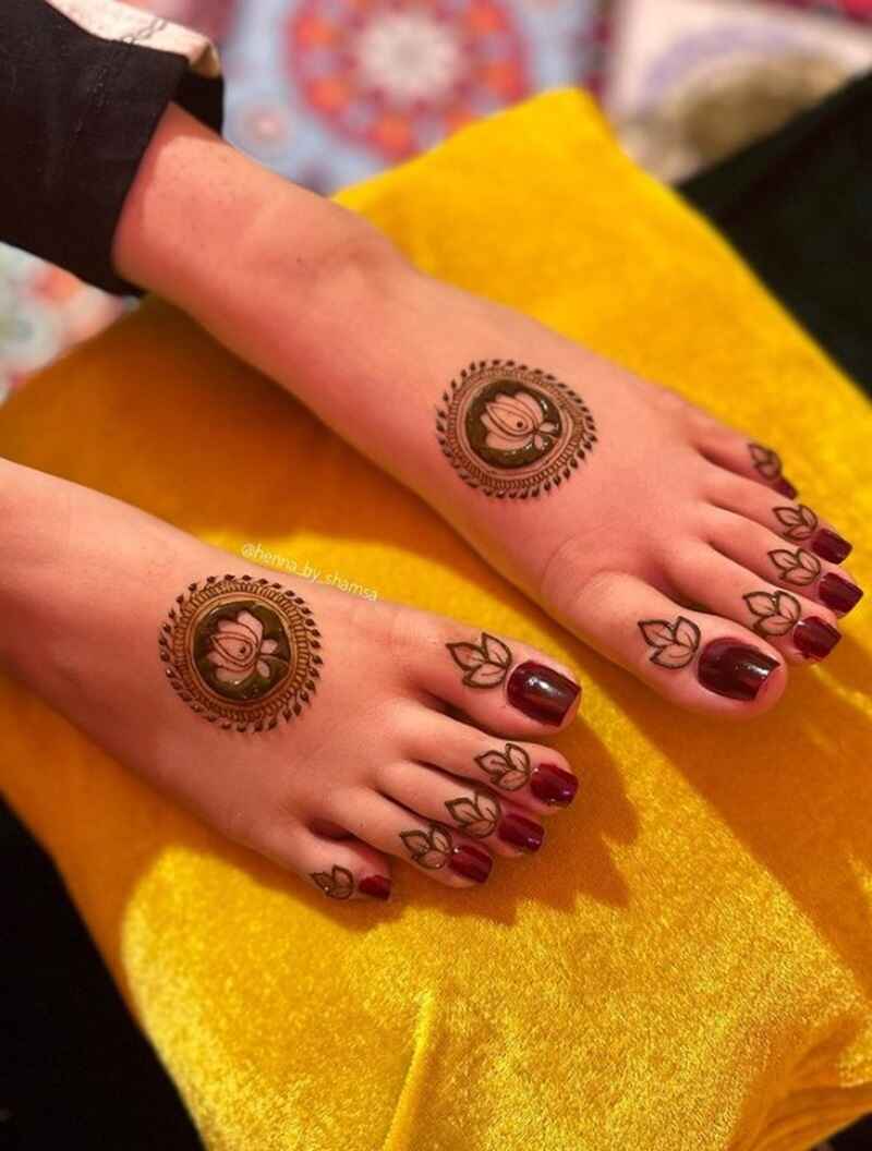 Minimal-lotus-tikki-mehndi-designs-for-feet-easy