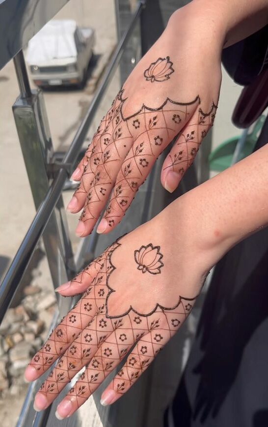 Minimal mehndi design back hand