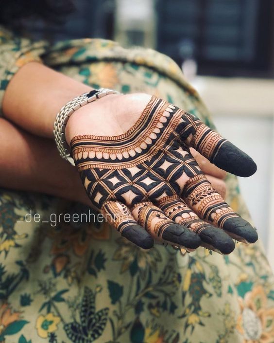 Minimal mehndi design front