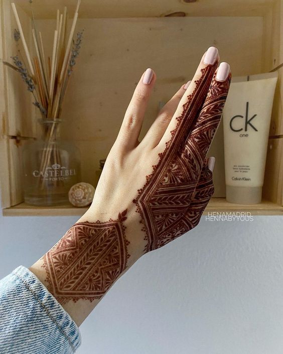 Modern symmetrical mehndi for back hand