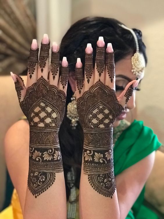 Multi-layered segmented henna design