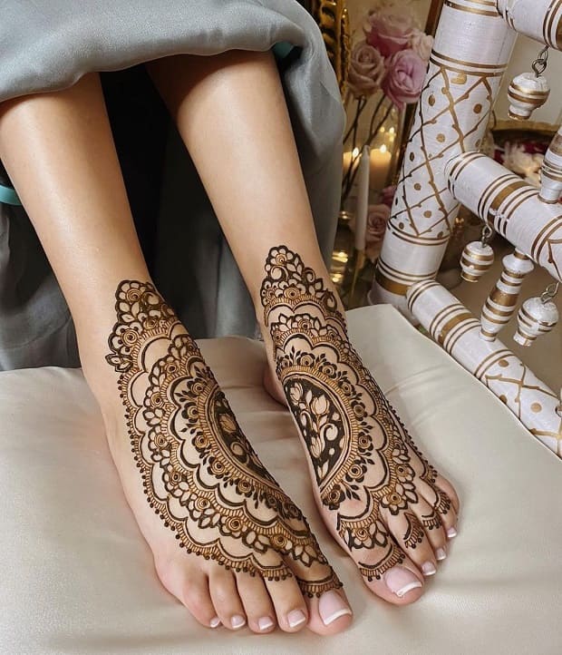 Multi-motif mehndi design for legs