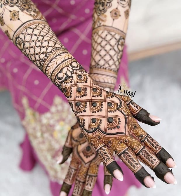 Multi-motif modern mehndi