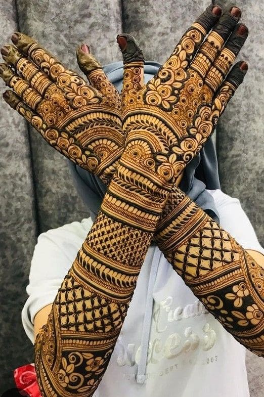 Multi-patterned dulhan mehndi design