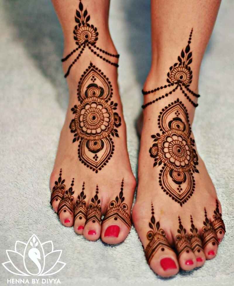 Ornaments-inspired-mehndi-design-easy-feet