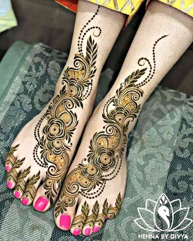 Paisley-and-floral-motif-mehndi-designs-for-feet-easy