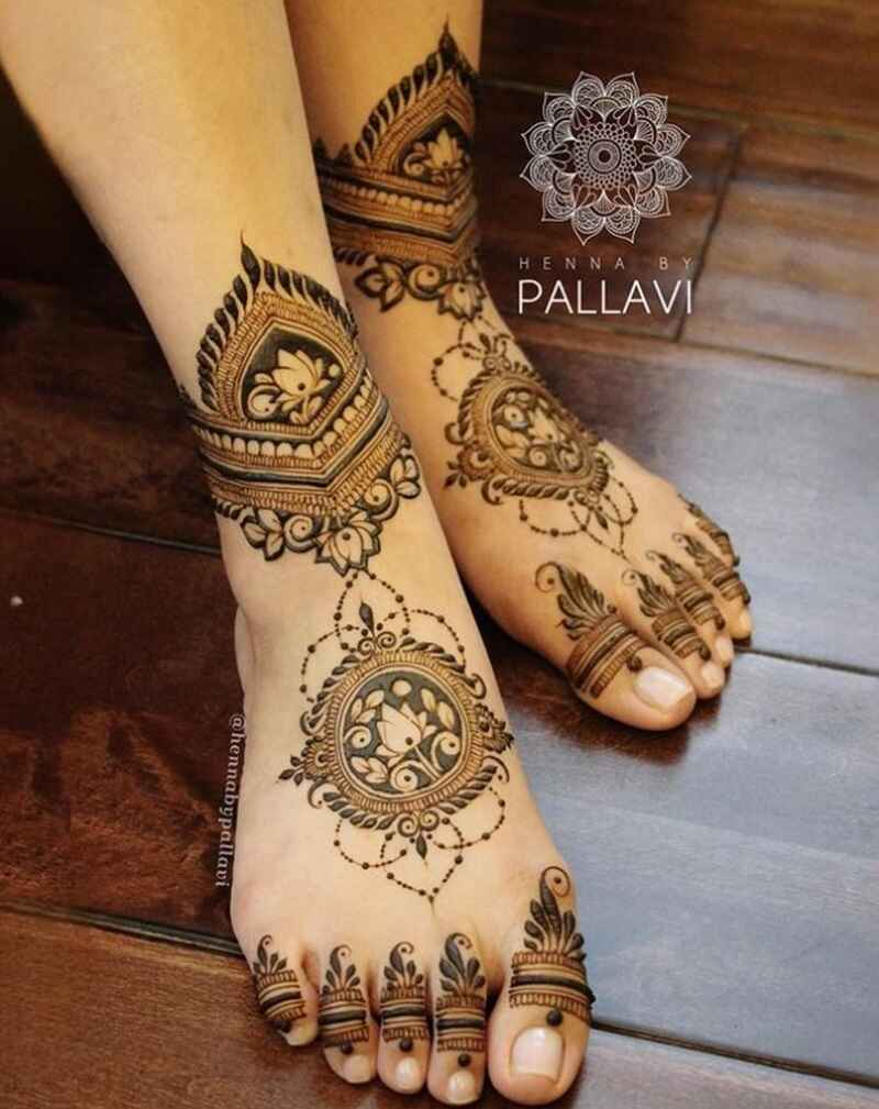 Round-motif-mehndi-designs-for-feet-easy