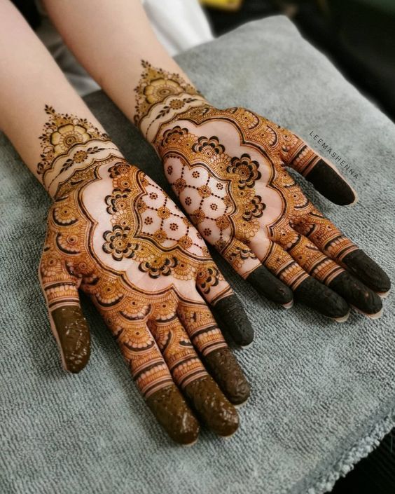 Semicircle mehndi design with a twist