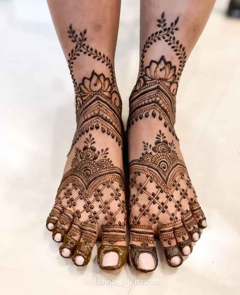 Simple-ankle-length-mehndi-designs-for-feet-easy