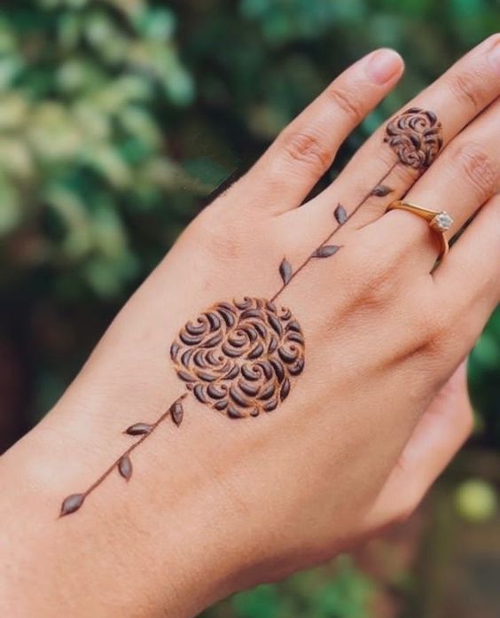 Simple single finger henna design