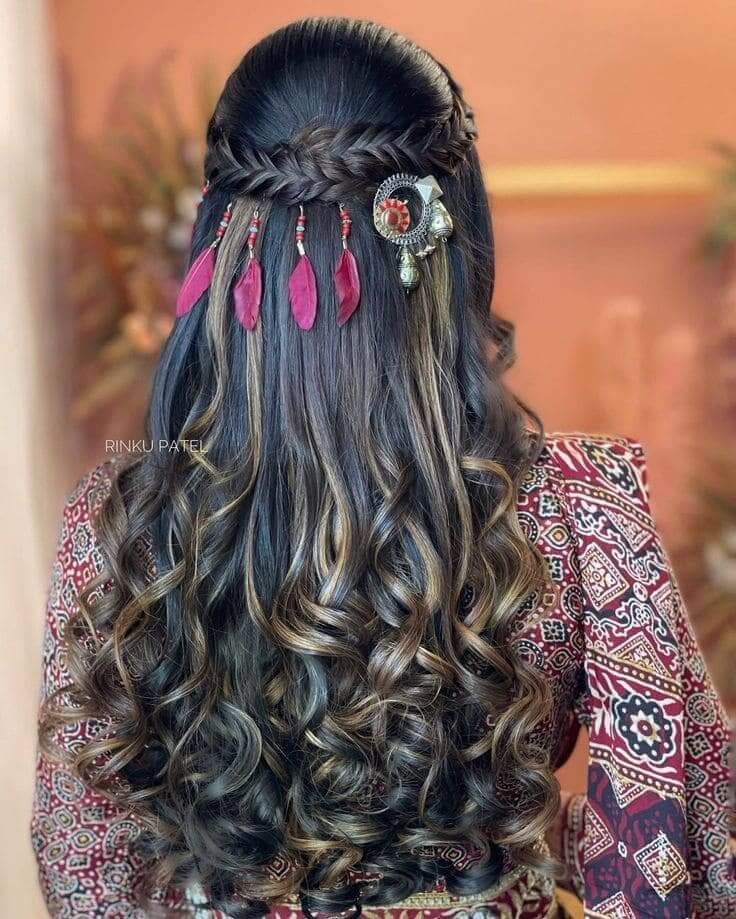 Soft curls with feather accessories
