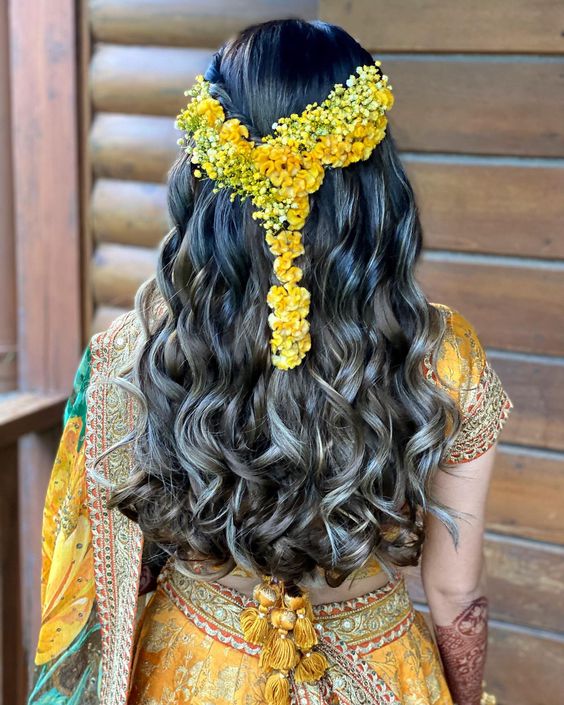 Soft curls with yellow garlands