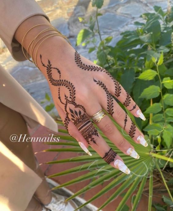 Spiral Arabic mehndi design