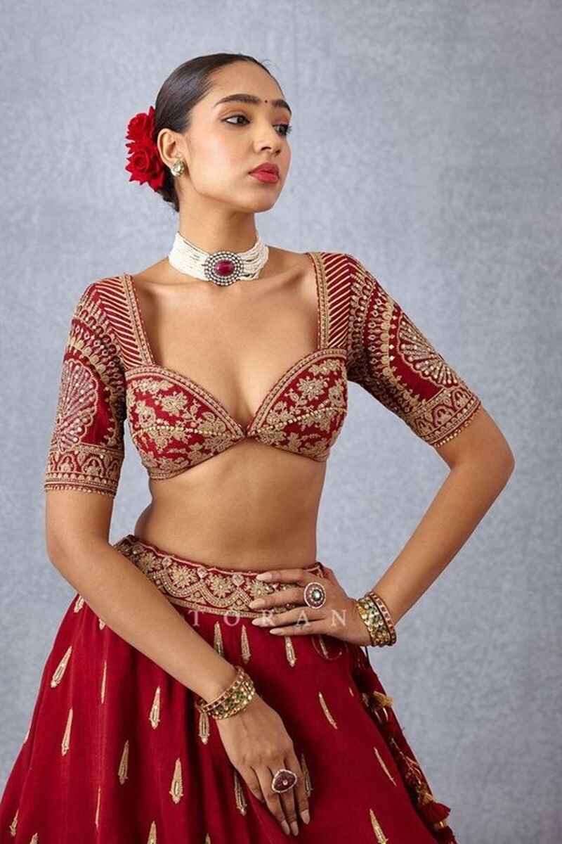 Sweetheart-neck-bridal-lehenga-blouse-design