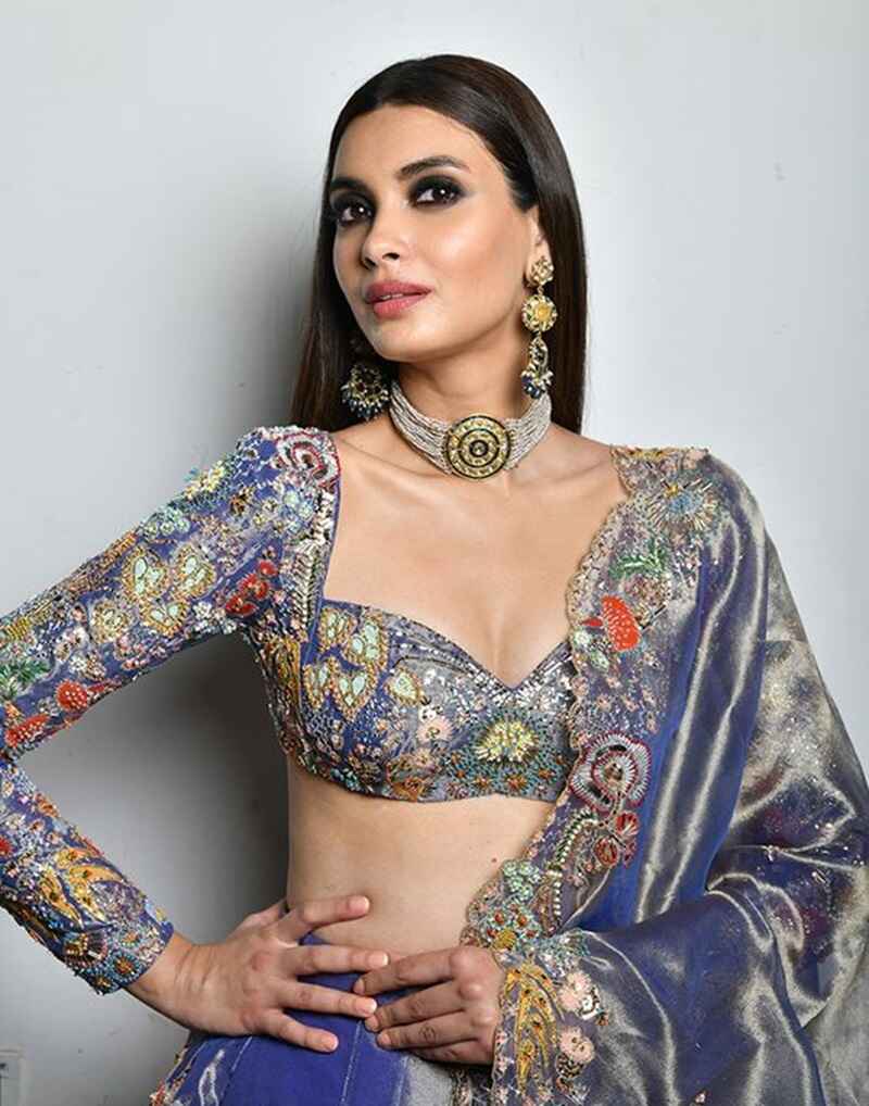 Sweetheart-neck-with-full-sleeves-sexy-blouse-design-front