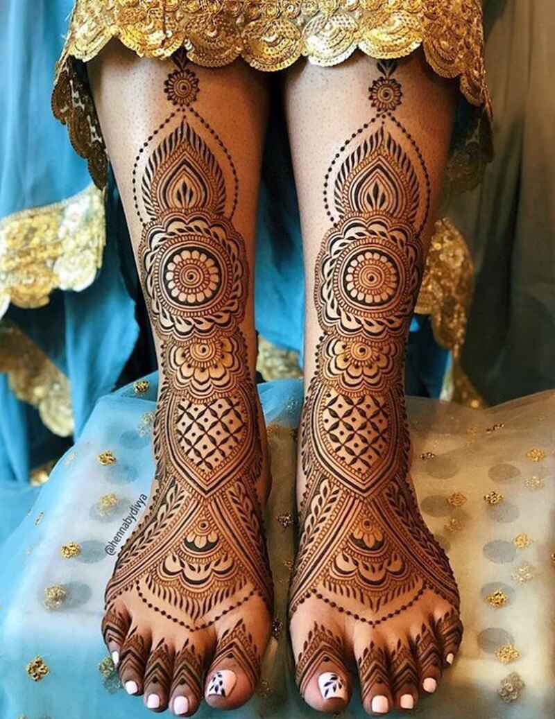 Symmetrical-feet-mehndi-design