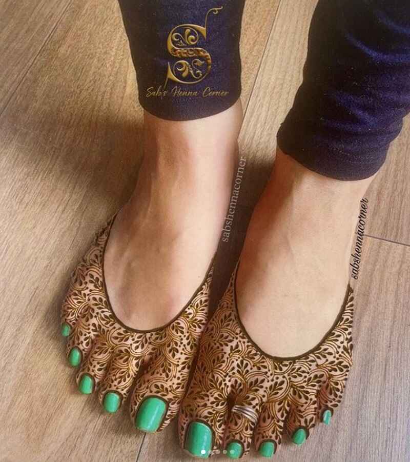 Toe-sock-style-mehndi-designs-for-feet-easy