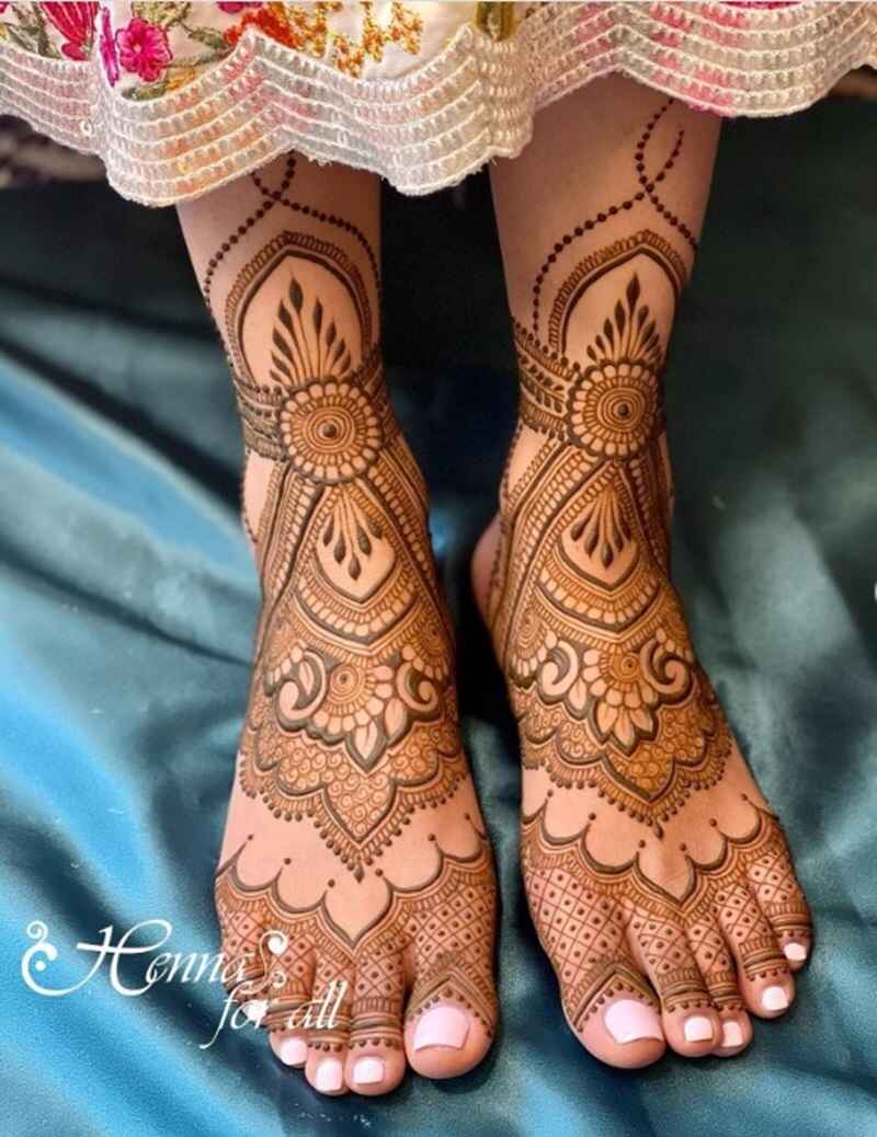 Tomb-style-mehndi-design-easy-feet