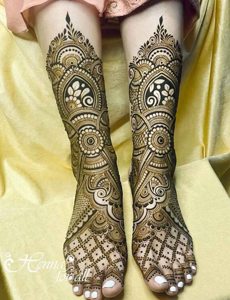 Traditional-yet-modern-feet-mehndi-design