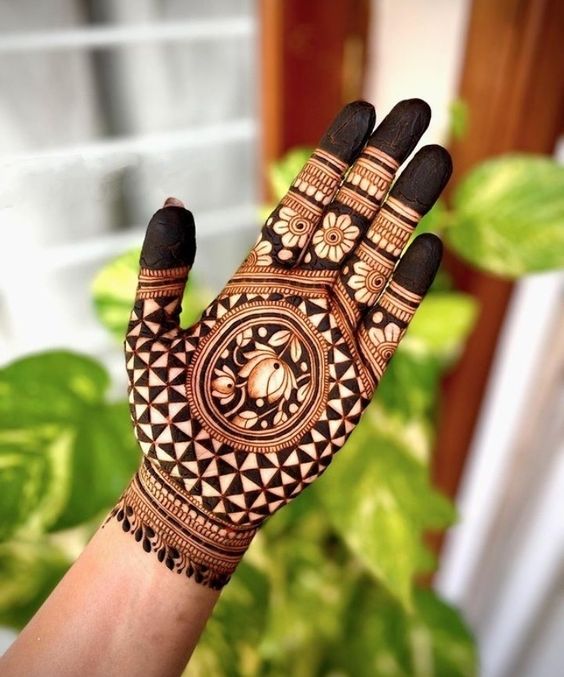 Unique mehndi design with hourglass motifs