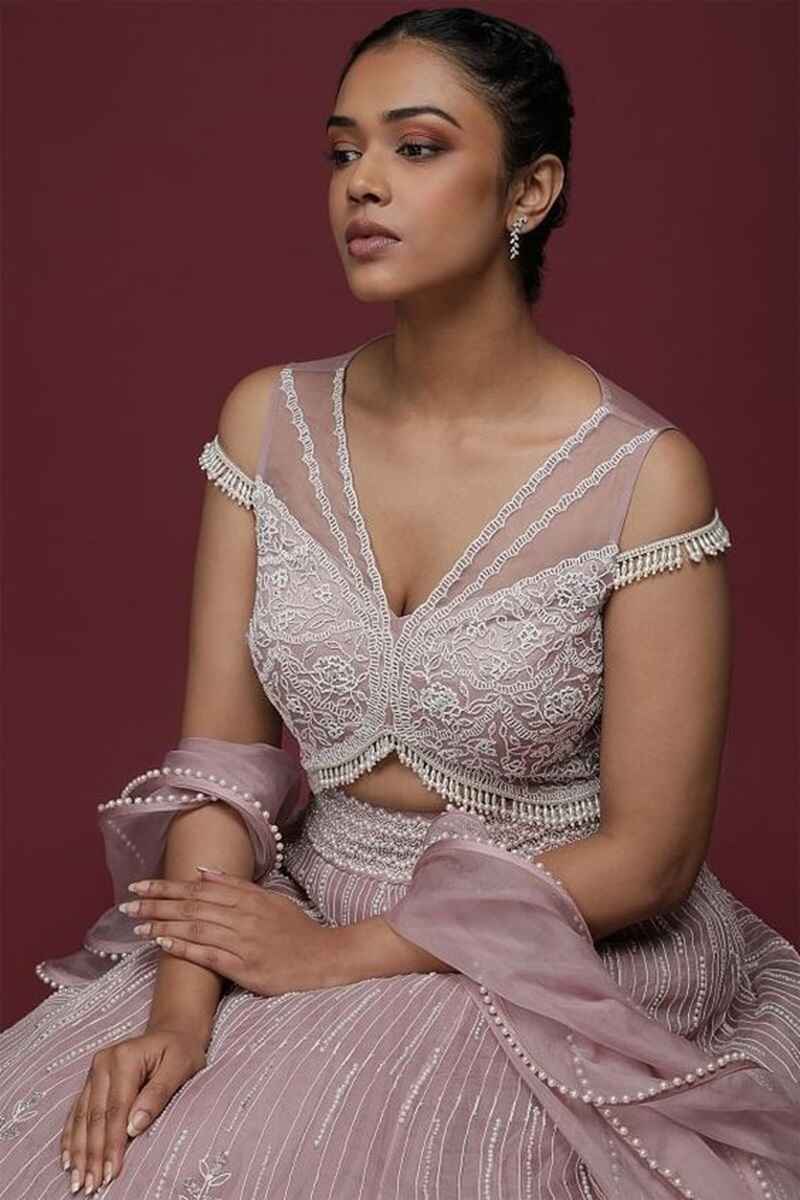 V-neck-with-threadwork-net-blouse-design-front-and-back