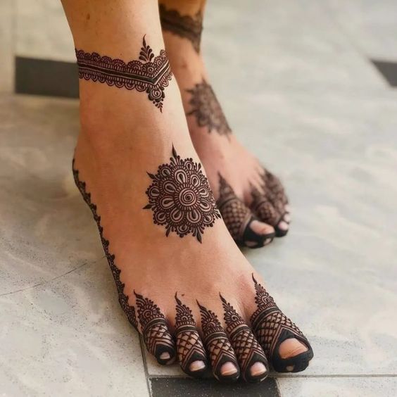 Anklet mehndi design for minimalist bride