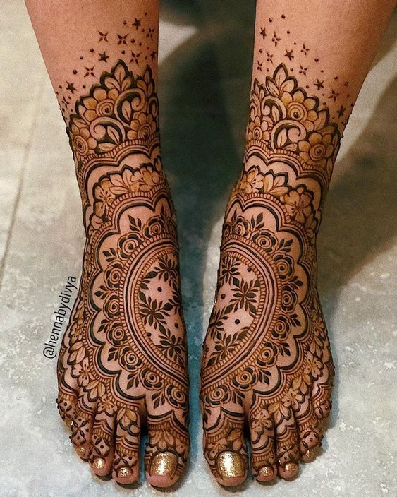 Attractive semicircle foot mehndi