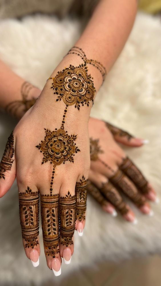 Double round design mehndi