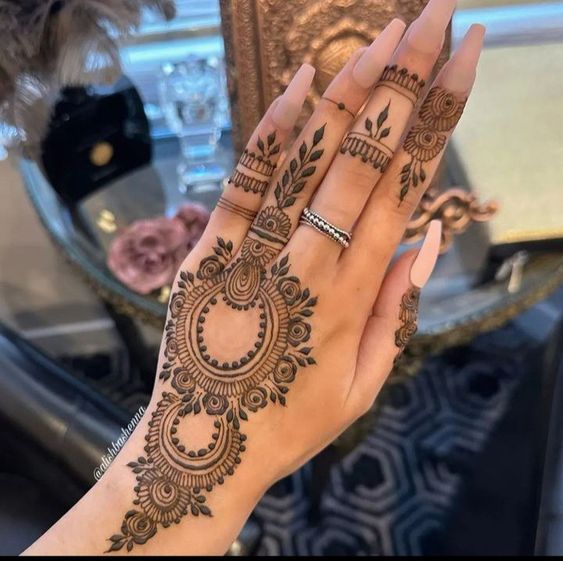 Easy mehndi designs with round motifs