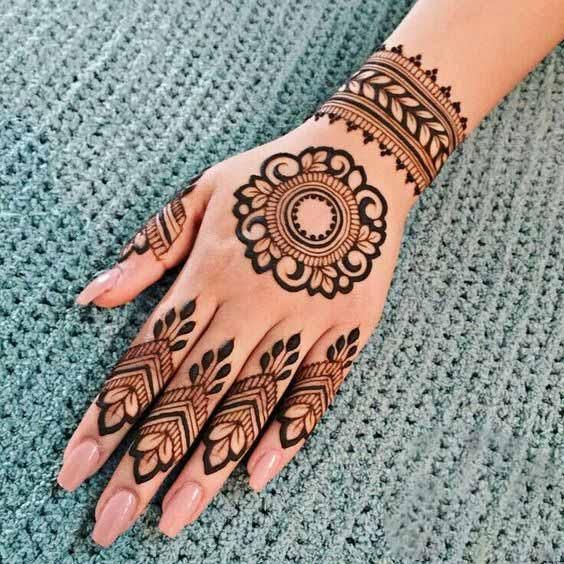 Easy round mehndi design with a clean finish