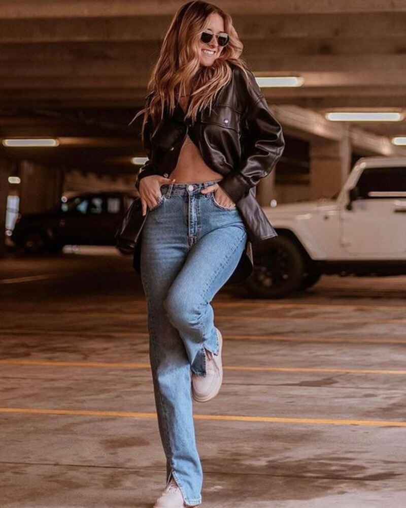 Hands-in-pocket-poses-for-girls-in-jeans